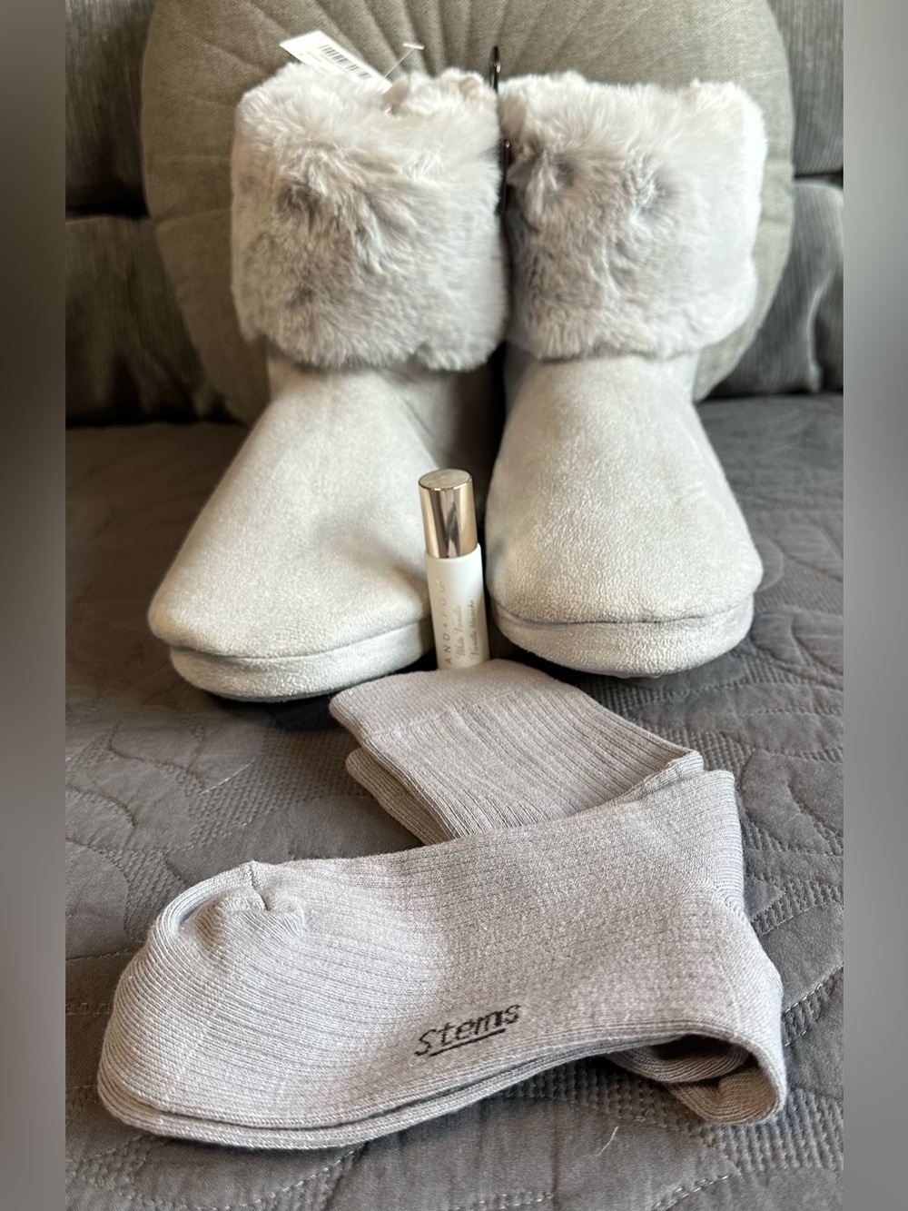 New La Vie En Rose Plush Slipper Boots in Light Gray with Socks & Sand+Fog Oil